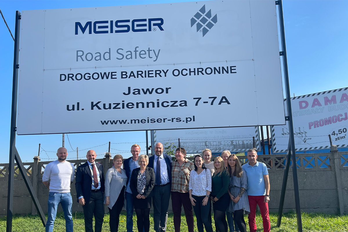 Gruppenfoto des polnischen Meiser Straßenausstattung Teams am neuen Standort in Polen.